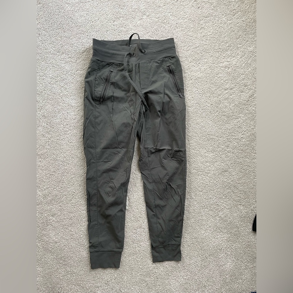 Athleta Trekkie North Jogger size 0 green